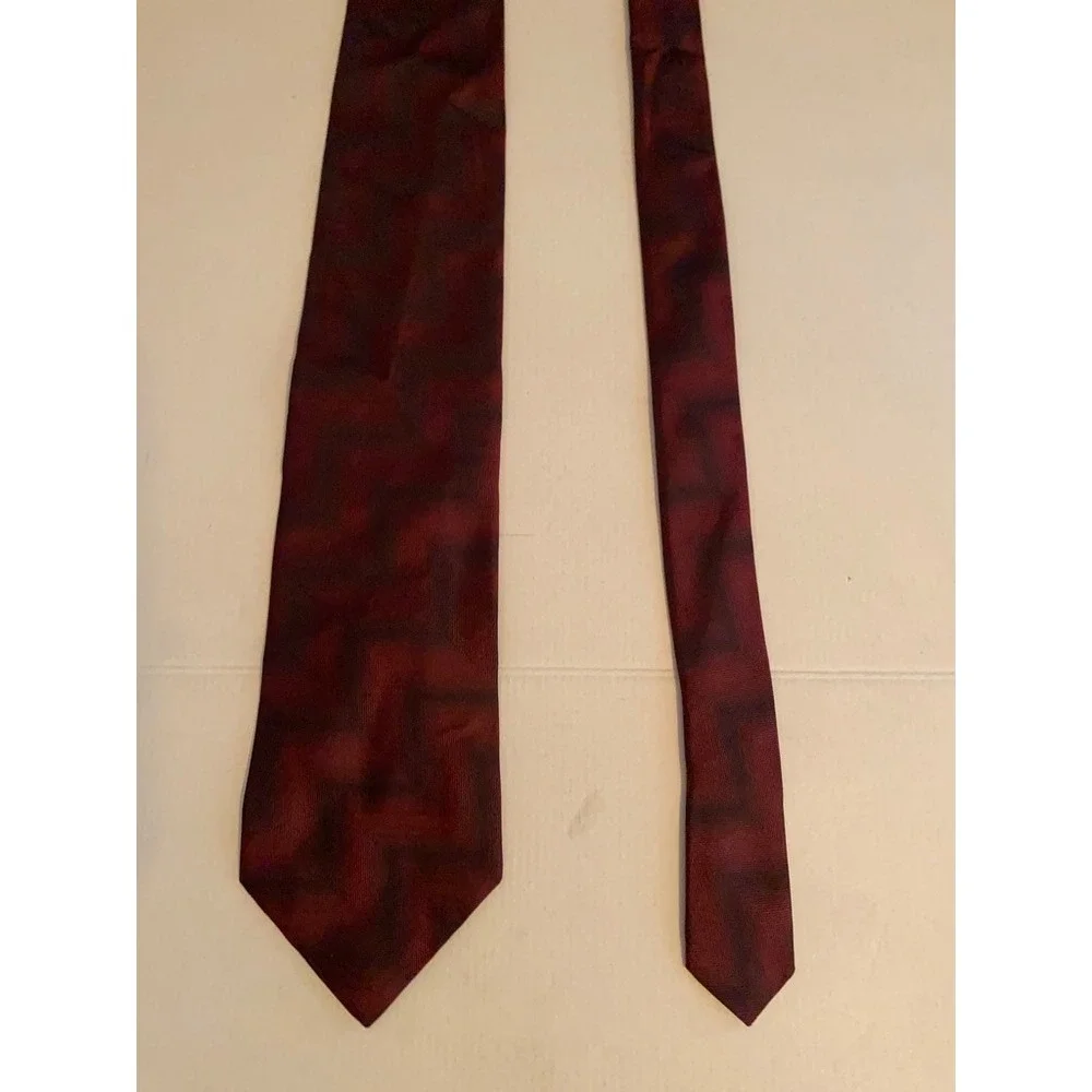 Reaction Kenneth Cole Mens Silk Tie Burgundy Black Chevron Zigzag Geometric USA